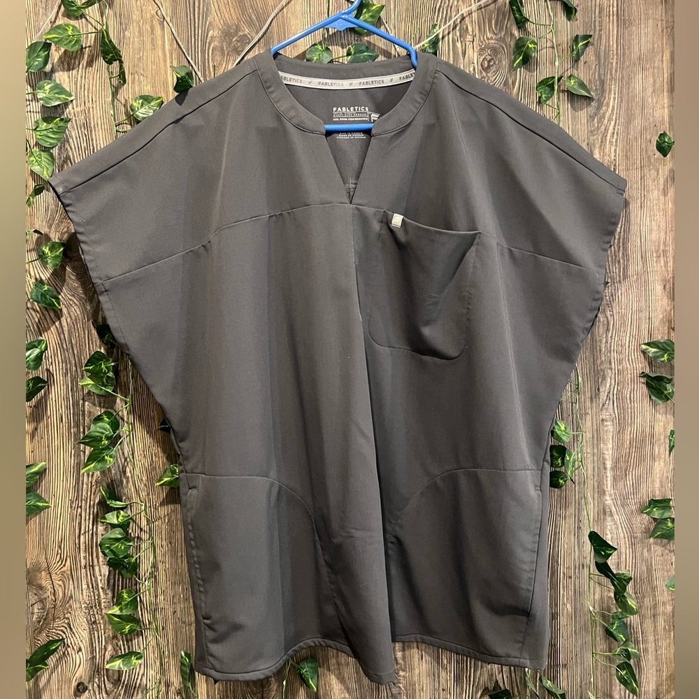 Fabletics Onyx Evolve 3-Pocket Scrub Top